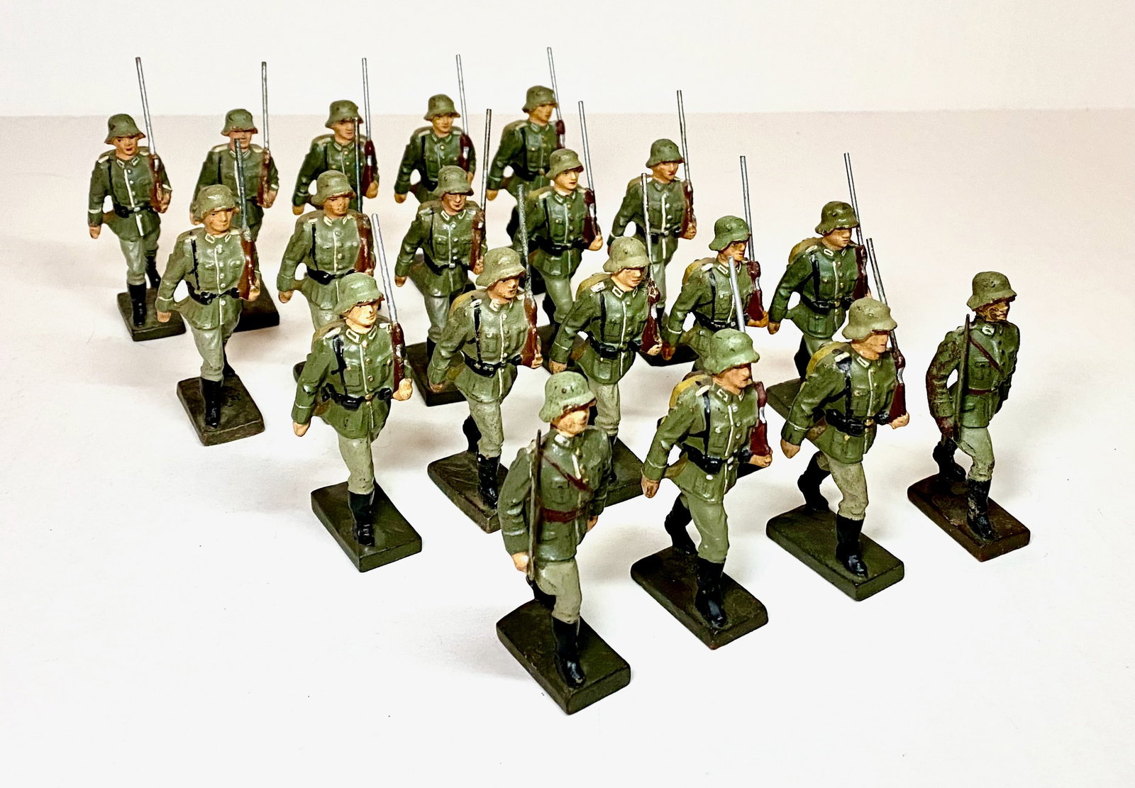 Lineol Composition Germans: 19 pieces. Excellent to good condition. Unboxed.
