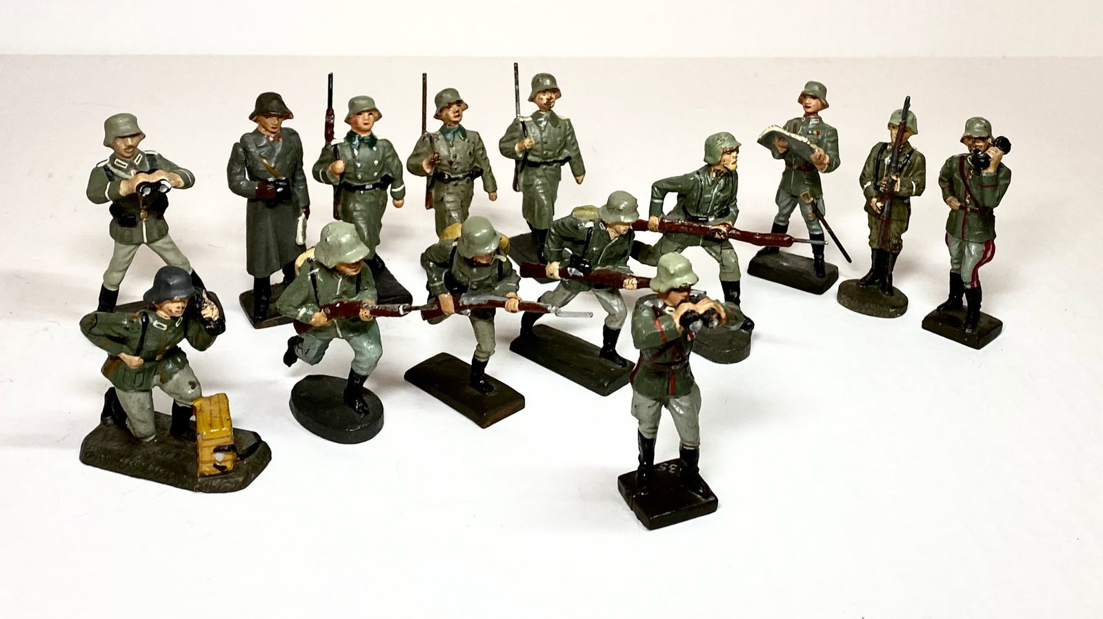 Elastolin & Lineol Composition Germans in Action: 14 pieces. Excellent to good condition. Unboxed.