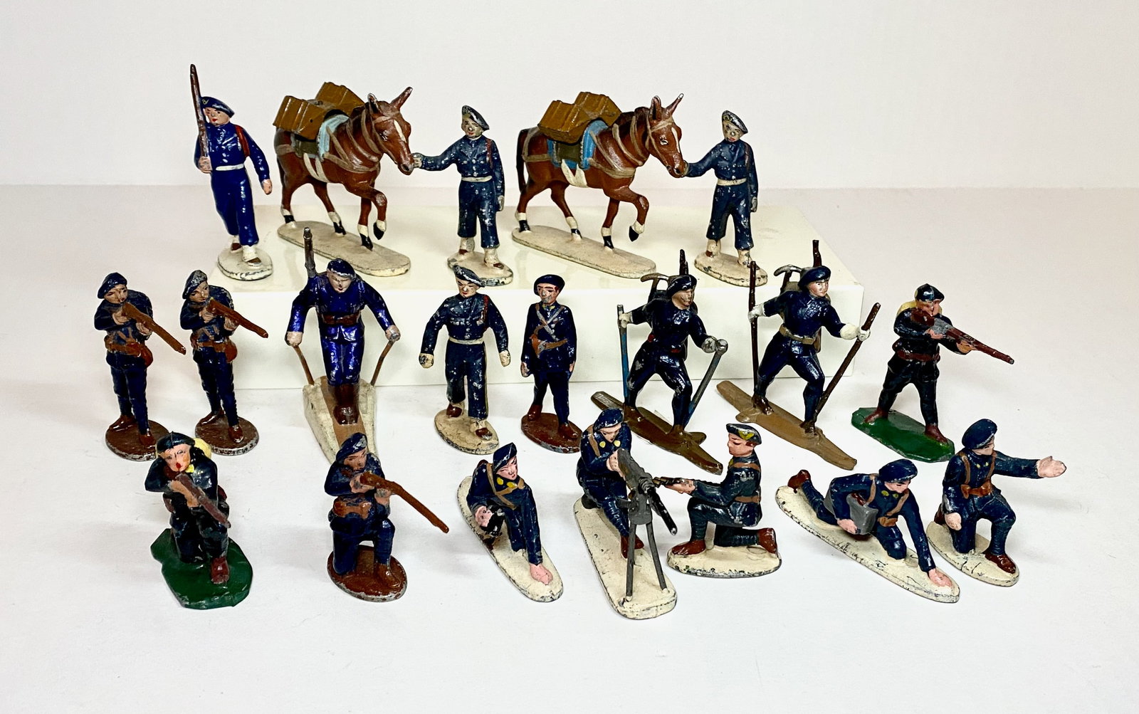 French Makers Alpine Soldiers: 26 Quiralu aluminum figures, and 4 lead. Excellent to good condition. Unboxed.