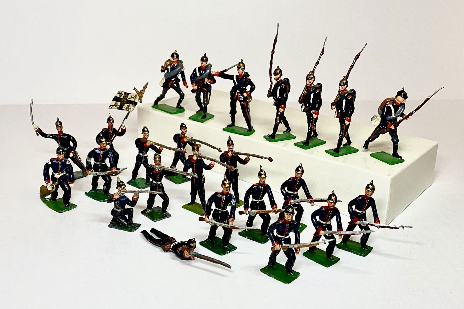 Heyde & Other Prussian Infantry Figures: 24 pieces. Excellent to very good condition. Unboxed.