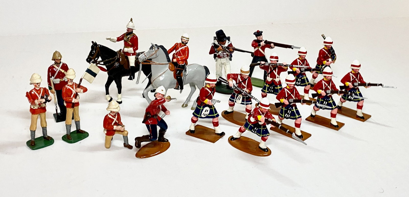 Modern Makers, Assorted Regiments: Trophy, British Bulldogs, Imperial & others. 18 pieces. Trophy officer with loose arm, the rest in mint to near mint condition. Unboxed.