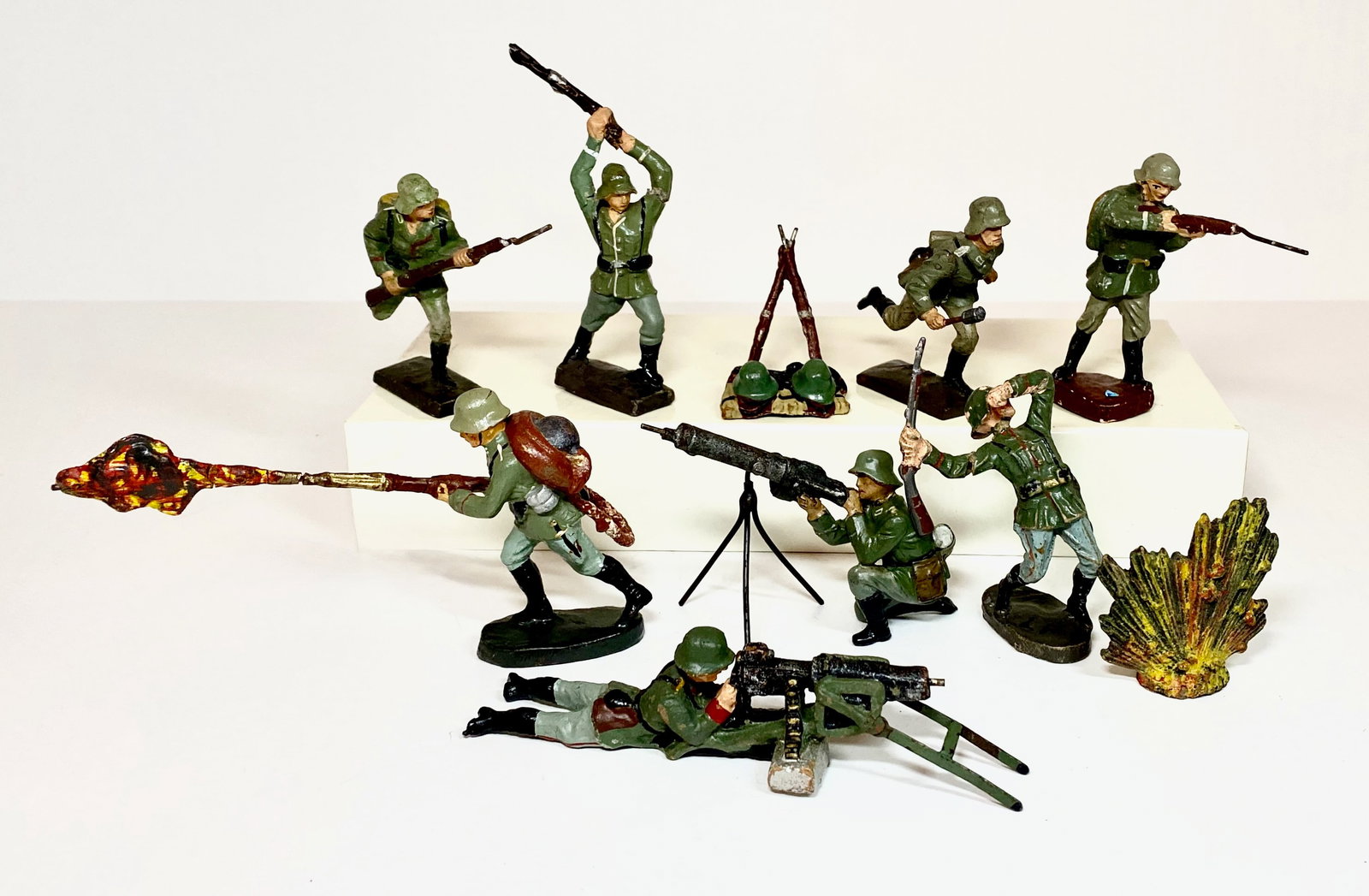 Composition German Infantry Figures: With Flame Thrower, Exploding Bomb and more. 10 pieces. Two loose heads, the rest in Excellent to good condition. Unboxed.