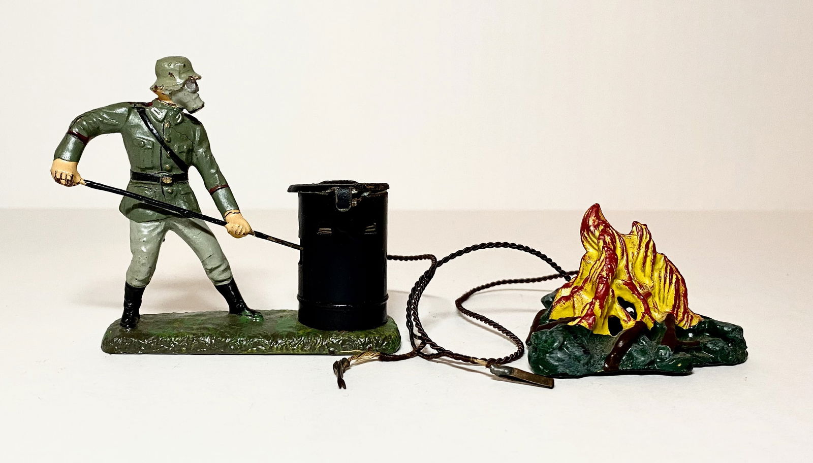 Composition German In Gas Mask With Drum: And Fire. 2 pieces. Excellent condition. Unboxed.