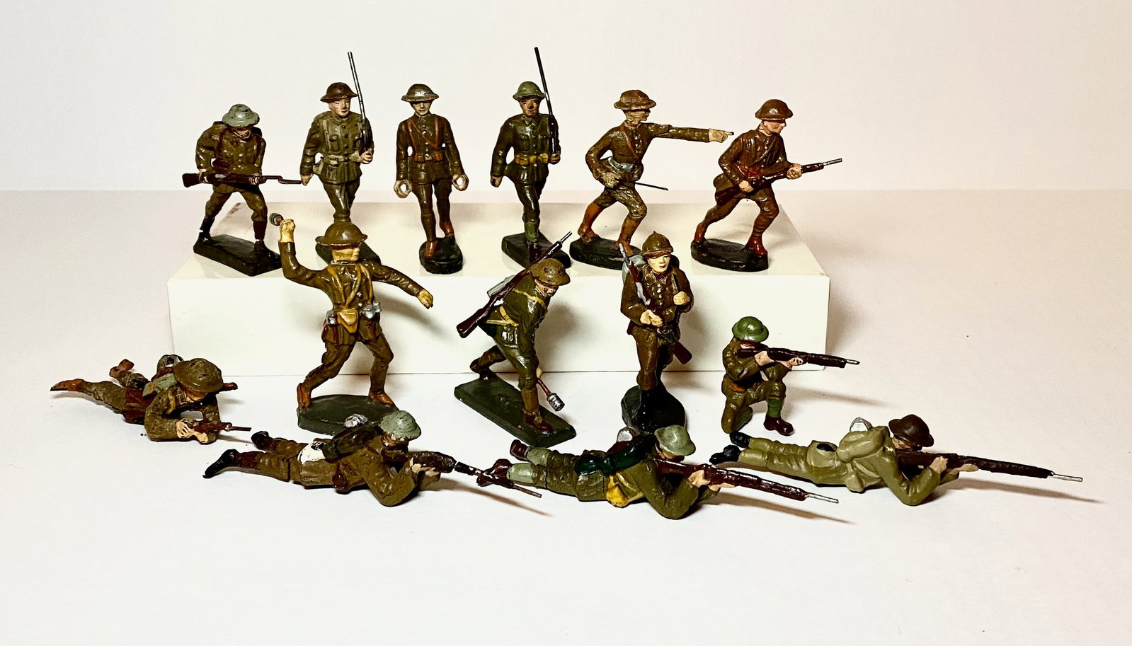 Composition Allied Infantry Assortment: 14 pieces. Very good to fair condition. Unboxed.