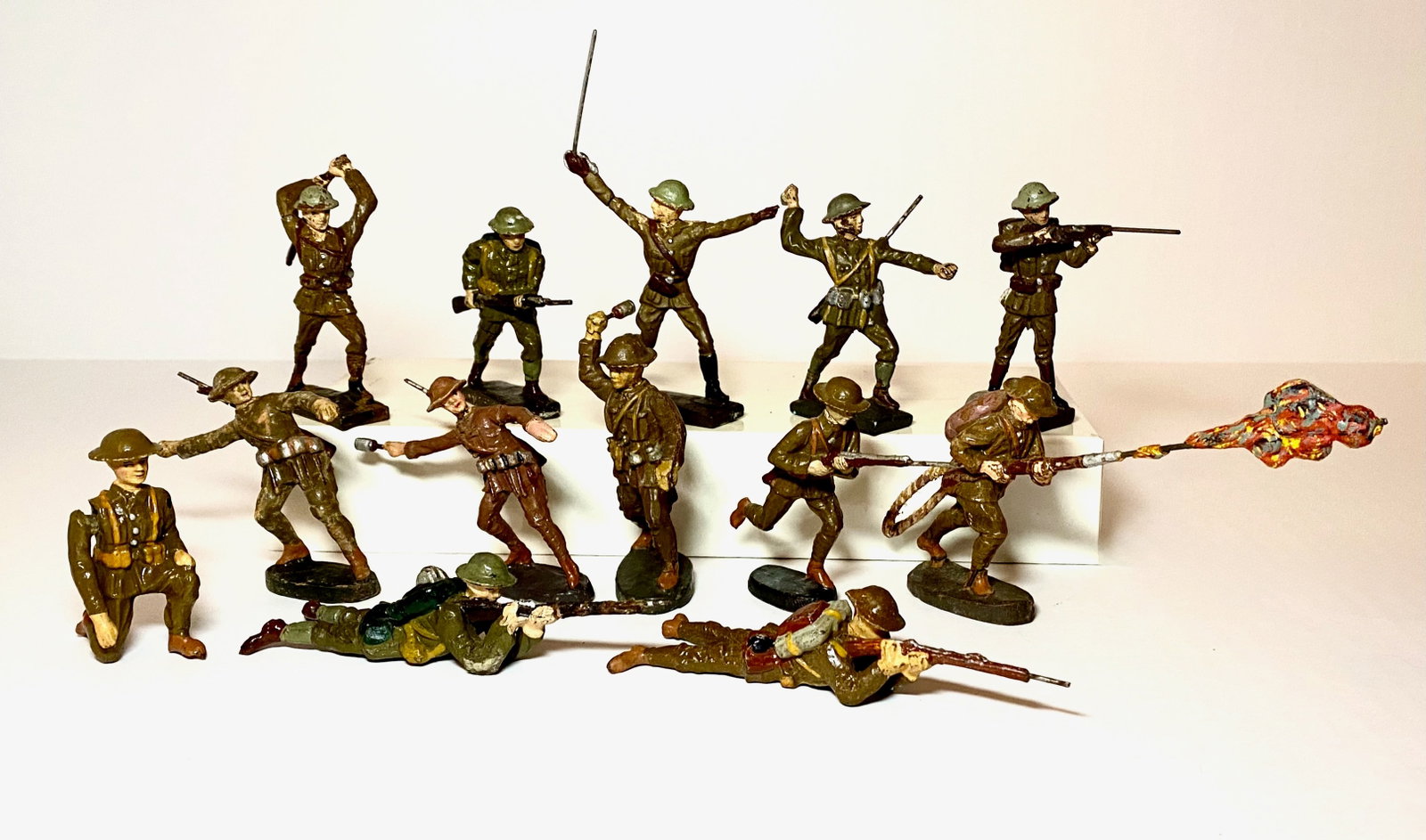 Composition Allied Infantry Assortment: 13 pieces. Very good to fair condition. Unboxed.