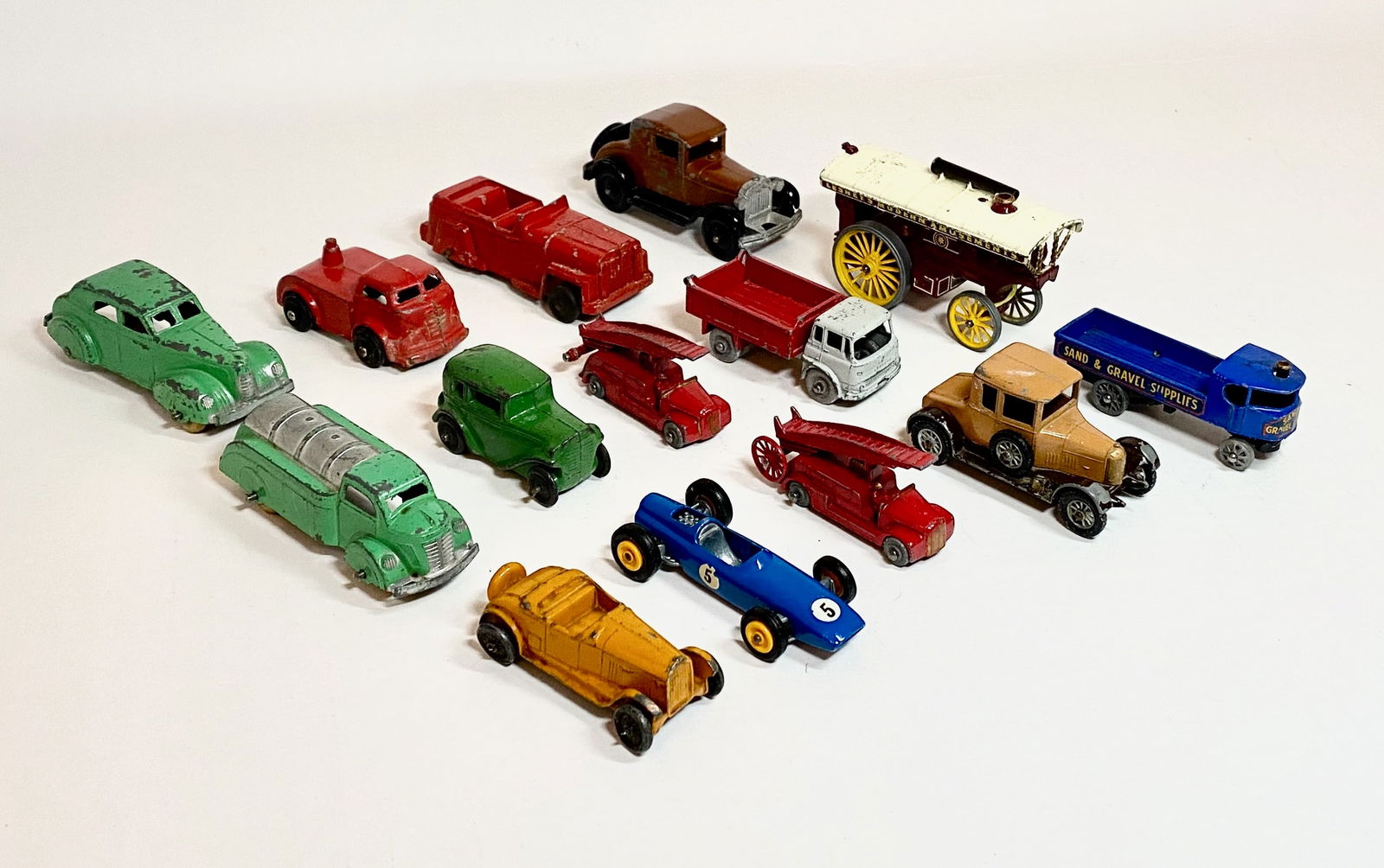 Lesney & Tootsietoy Vehicle Assortment: 14 pieces. Very good to fair condition. Unboxed.
