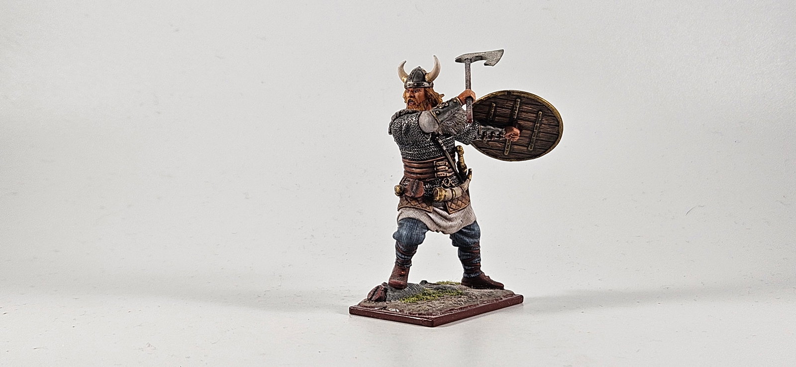 AeroArt St. Petersburg Viking King Erik Bloodaxe: AeroArt Military Miniatures - The St. Petersburg Collection #6409 - Viking King Erik Bloodaxe, Excellent, 1 piece.