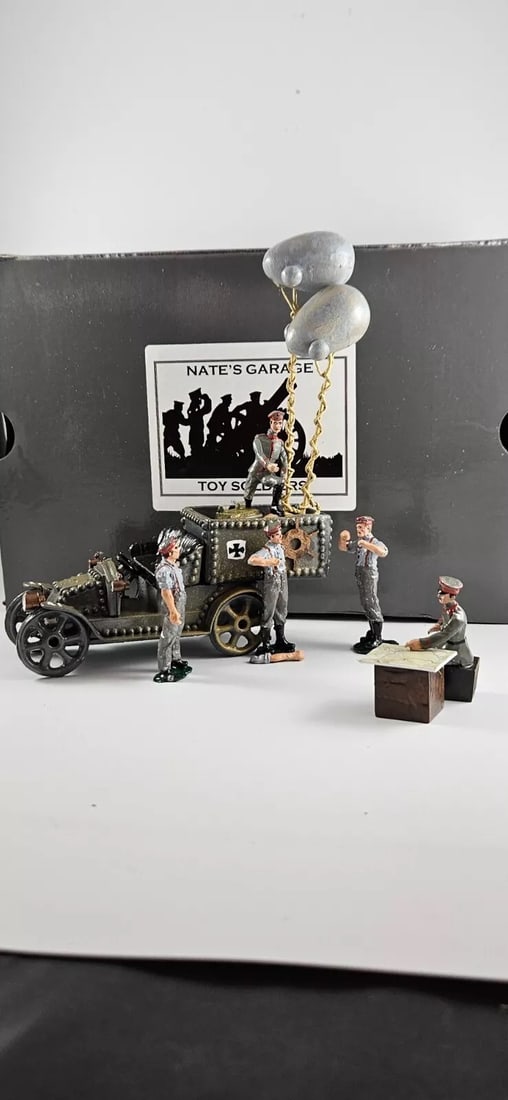 World War 1 German Weather Balloon Lorry & Crew: Nates Garage - World War 1 - German Weather Balloon Lorry and Crew. excellent in box.