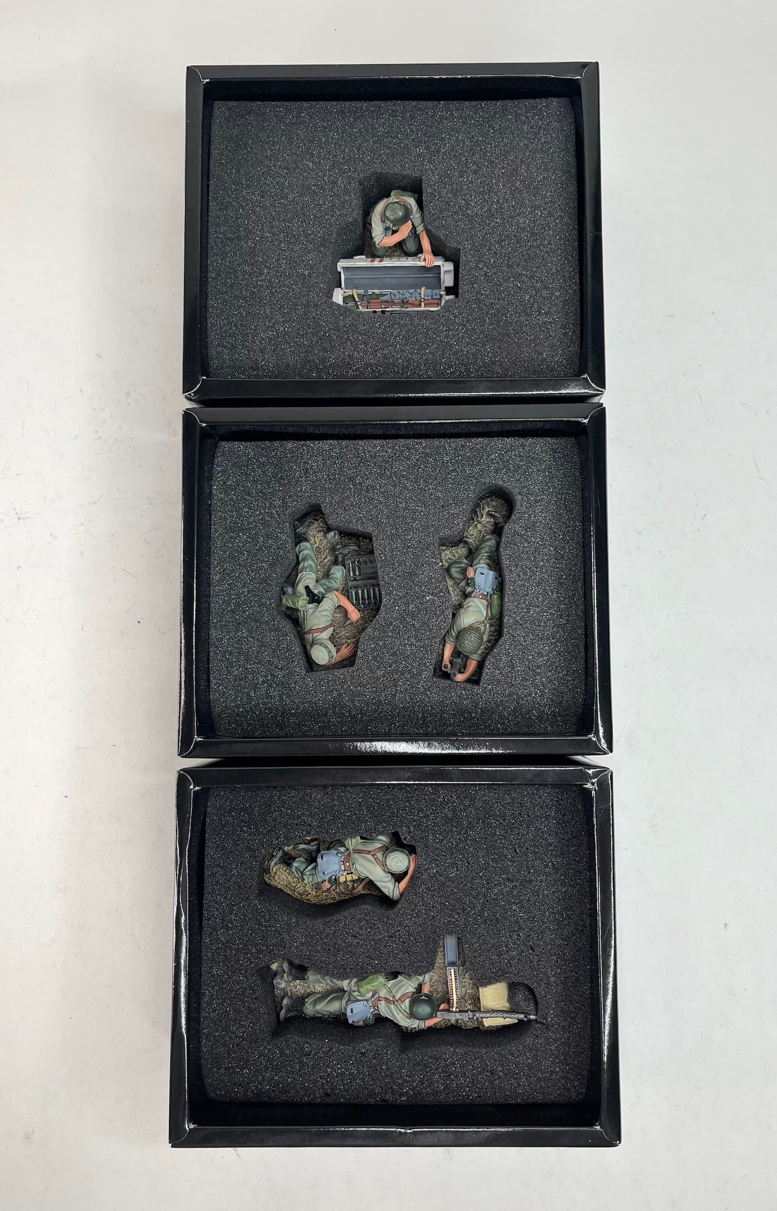 King & Country World War II Fallschrim-Jager: Assortment. FJ001-07 FJ MG34 Machine Gun Team, FJ002-07 FJ Mortar Team, FJ003-07 Weapons Container. 5 Pieces. Condition Excellent. Boxes Excellent.