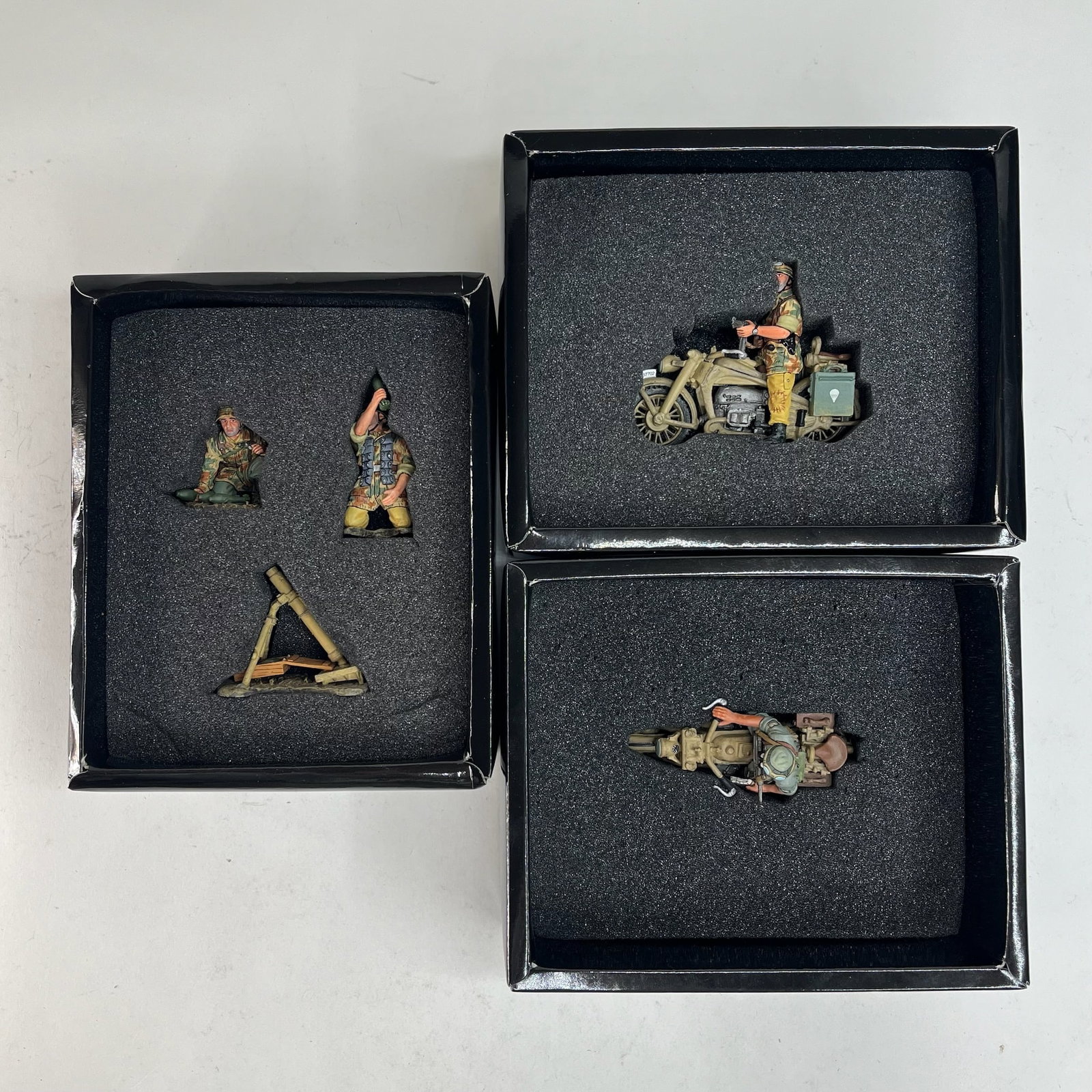 King & Country Fallschrim-Jager Motorcycles and: Mortar Team. FJ009-07 FJ Dispatch Rider, FJ015 FJ Mortar Team II, FJ018 FJ Motorcycle Scout. 5 Pieces. Condition Excellent. Boxes Excellent.