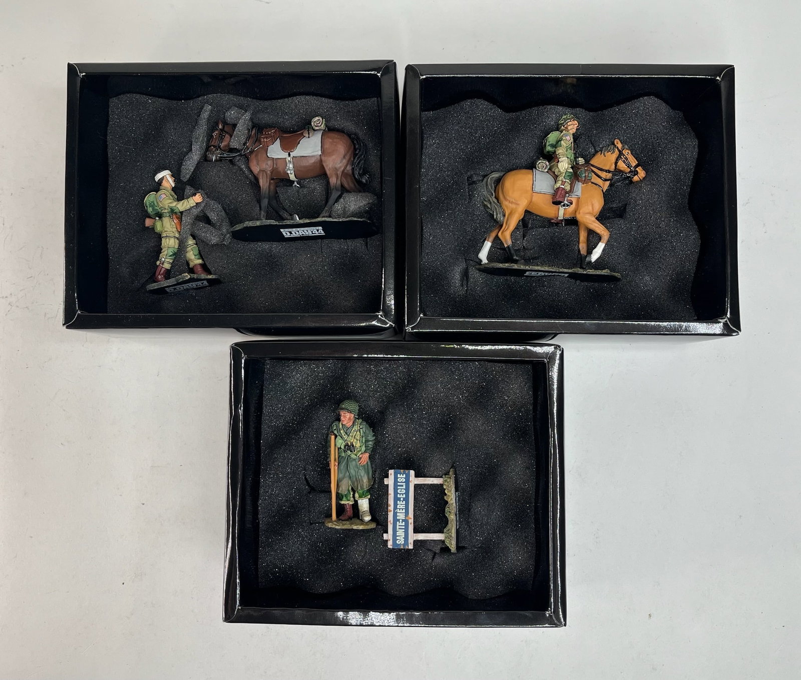 King & Country D-Day '44 Americans Assortment: DD070 Lt. Col. Ben Vandervourt, DD071 Horse Paratrooper, DD072 Paratrooper with Walking Horse. 5 Pieces. Condition Excellent. Boxes Excellent.