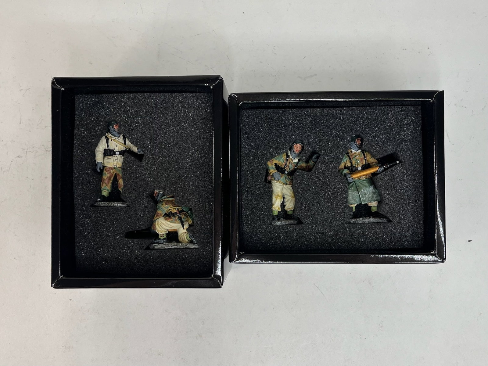 King & Country Battle of The Bulge German Gun Crew: BBG038 Gun Crew (Set #1) and BBG046 Gun Crew (Set #2). 4 Pieces. Condition Excellent. Boxes Excellent.