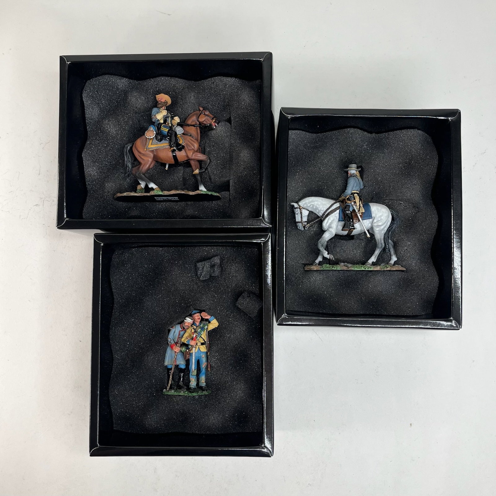 King & Country Jeb Stuart, Robert E Lee, After The: Battle. CW010 Jeb Stuart, CW011 General Robert E Lee Mtd, CW012 After the Battle. 3 Pieces. Condition Excellent. Boxes Excellent.