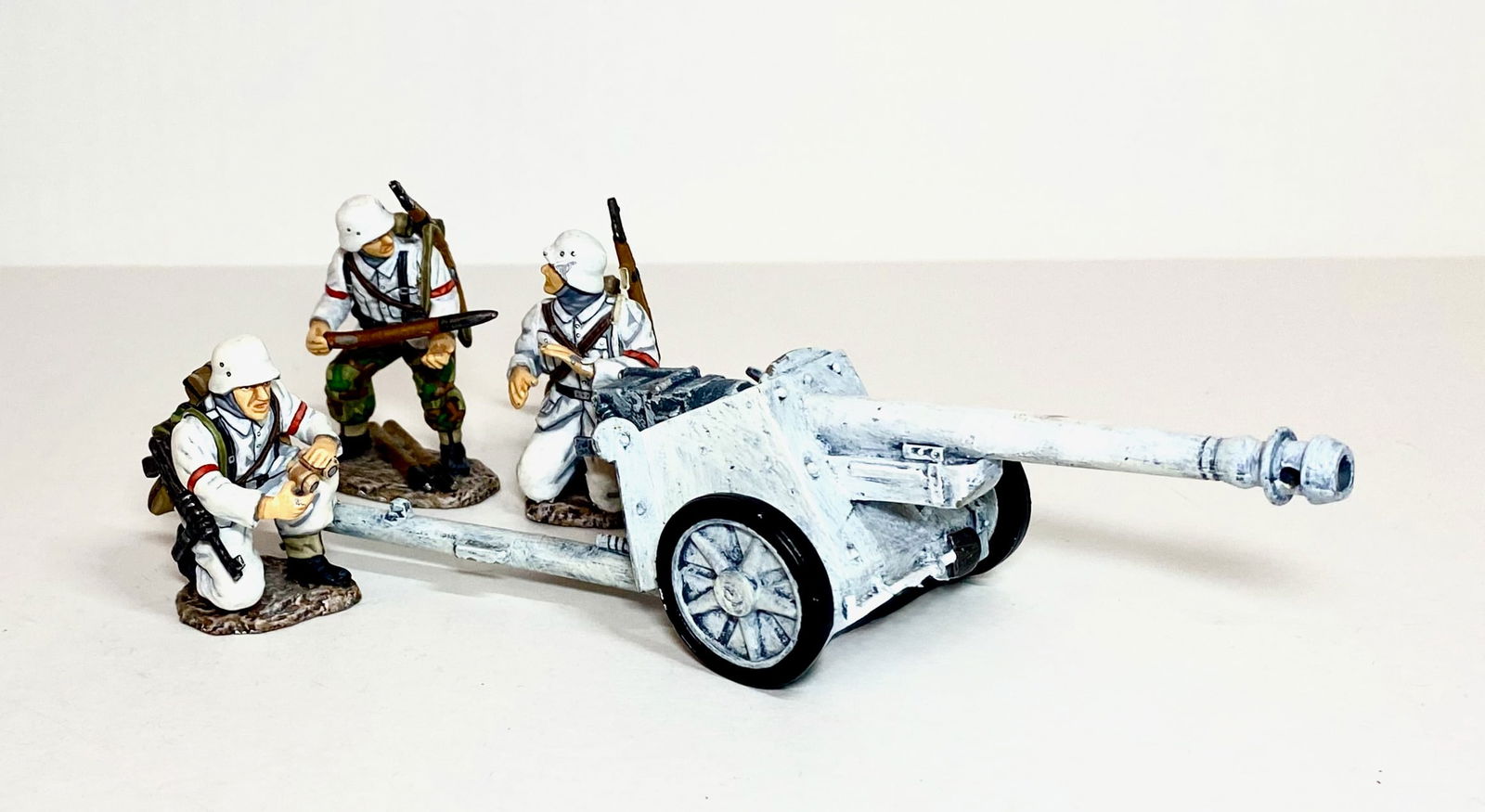 King & Country WW2 German Field Gun & Crew: 4 pieces. Excellent condition. Unboxed.