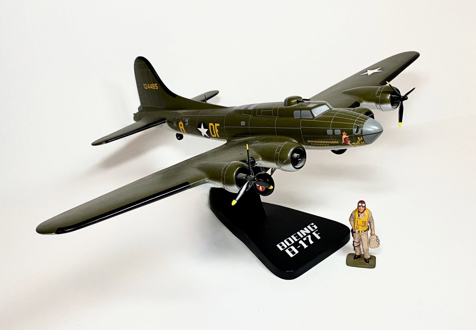 King & Country Warbirds RARE Boeing-17F: With glossy pilot. Good condition (missing 2 propellors). Stand good some scuff marks. Extra shipping charges due to large lot size.