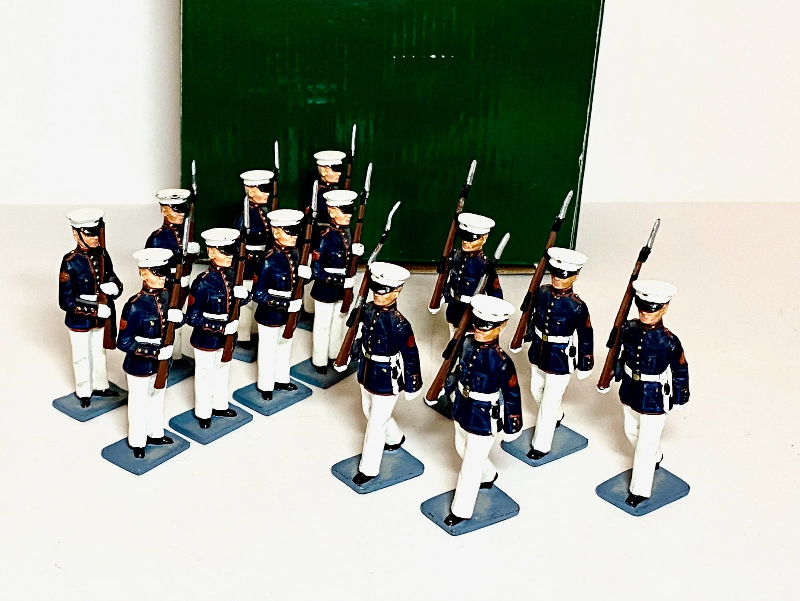 King & Country U.S. Marines: 13 pieces. Excellent condition (one missing bayonet). Box good, missing top label).