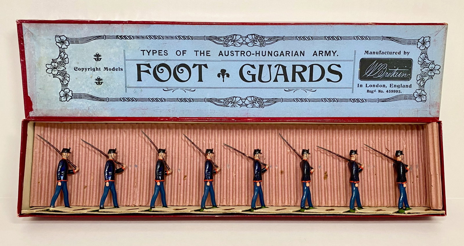 Britains #178 Hungarian Guards: Marching at the slope. Second version, with original early Printers decorated box (1940). 8 pieces. Excellent condition. Box excellent.