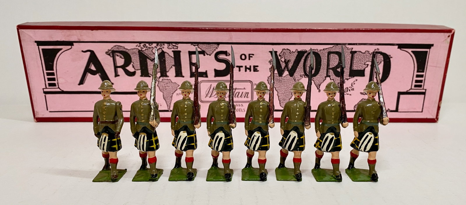 Britains #1901 Cape Town Highlanders: Circa 1940. 8 pieces. Near mint condition. Armies of The World label box very good.