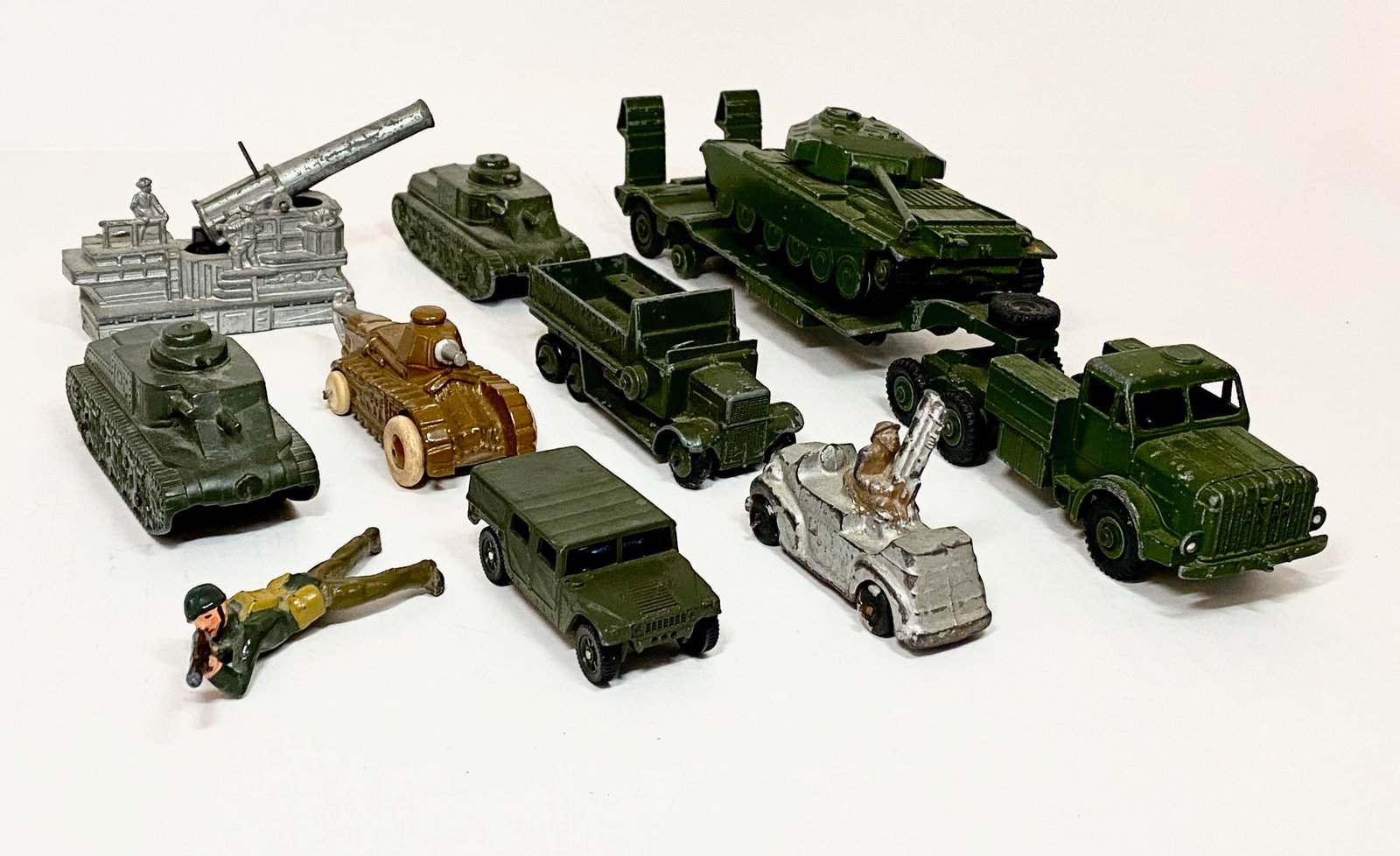 Dinky, Tootsietoy & Other Military Toys: 12 pieces. Excellent to good condition (slush tank repainted). Unboxed.