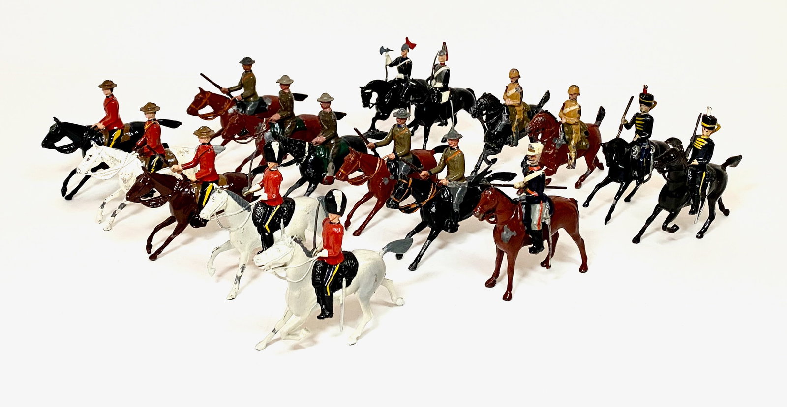 Britains Cavalry Types: 17 pieces. Very good to fair condition. Unboxed.