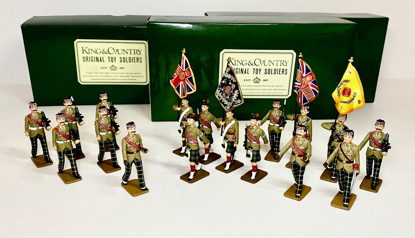 King & Country GHEP Escort & Colours: Plus BWO Highlander Colour Party. 17 pieces. 5 broken rifles, others in mint to near mint condition. Boxes excellent.