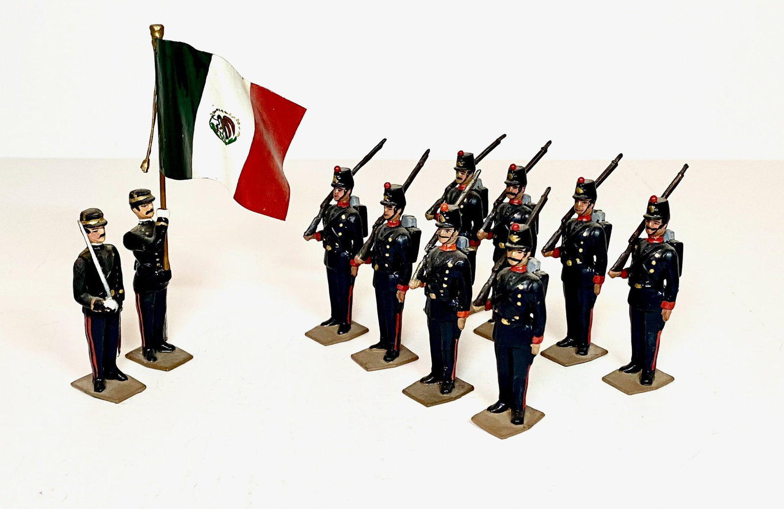 Britains Conversions Mexican Infantry: Really well done, complete with officer and flag bearer. 10 pieces. Near mint condition. No box.