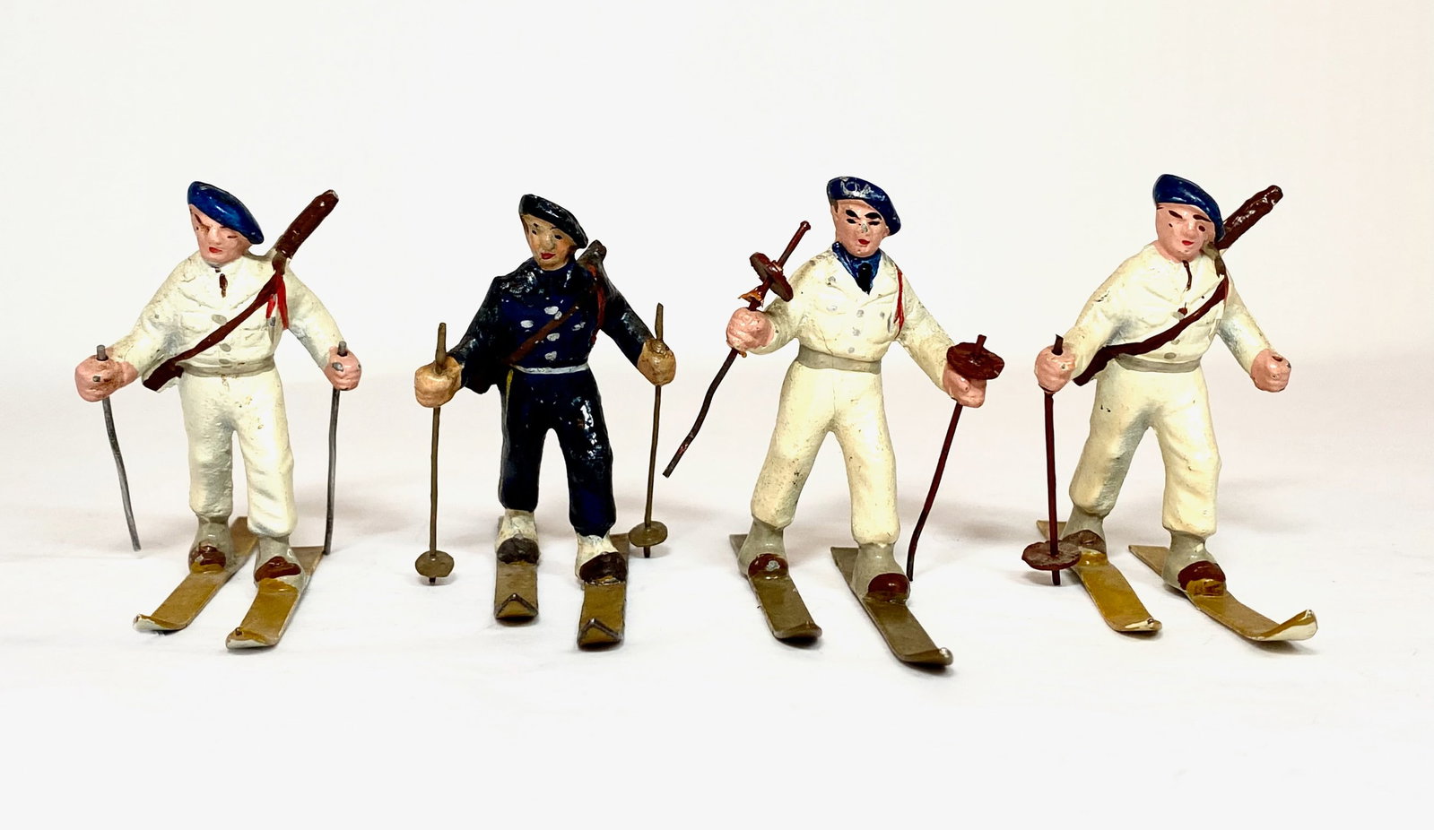 Quiralu Ski Troopers: 4 pieces. Excellent condition (one missing pole). Unboxed.