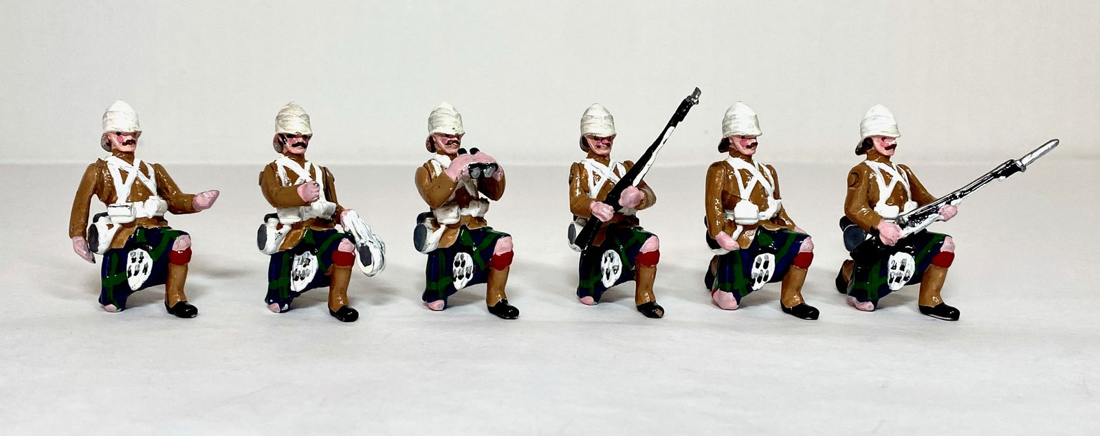 Dorset or similar Highlanders in Tropical Dress: 6 pieces. Good condition (3 missing rifles, one broken bayonet). Unboxed.