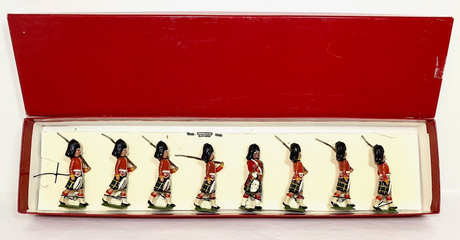 Britains Gordon Highlanders With Officer: Pre war. 8 pieces. Near mint condition. Tied to card in plain red craft box.