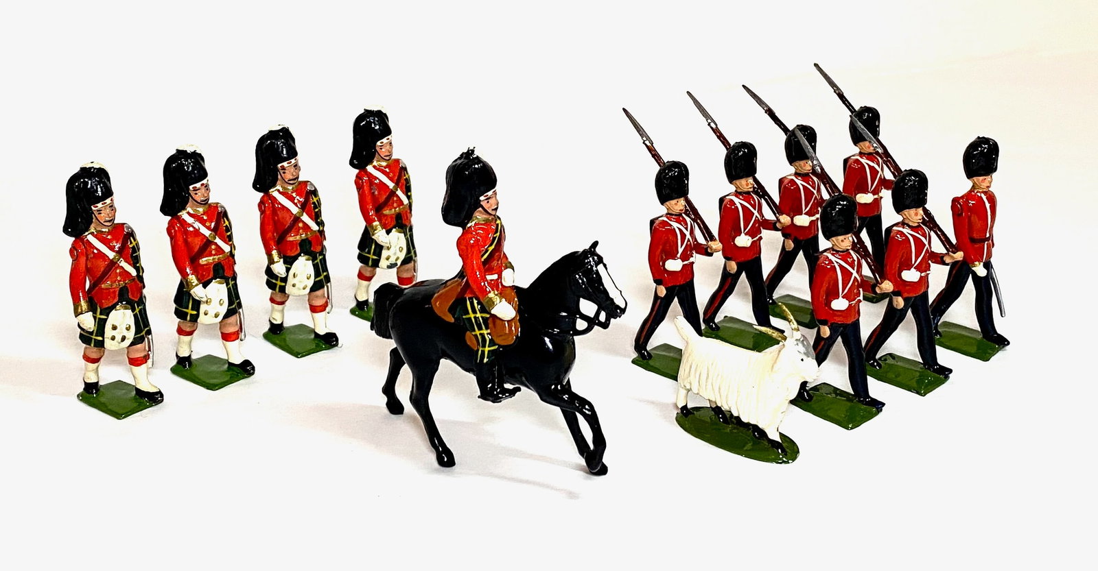 Britains #437 Officers of the Gordon Highlanders: Plus, #74 Royal Welsh Fusiliers with Mascot. 13 pieces. Mint to near mint condition. Unboxed.