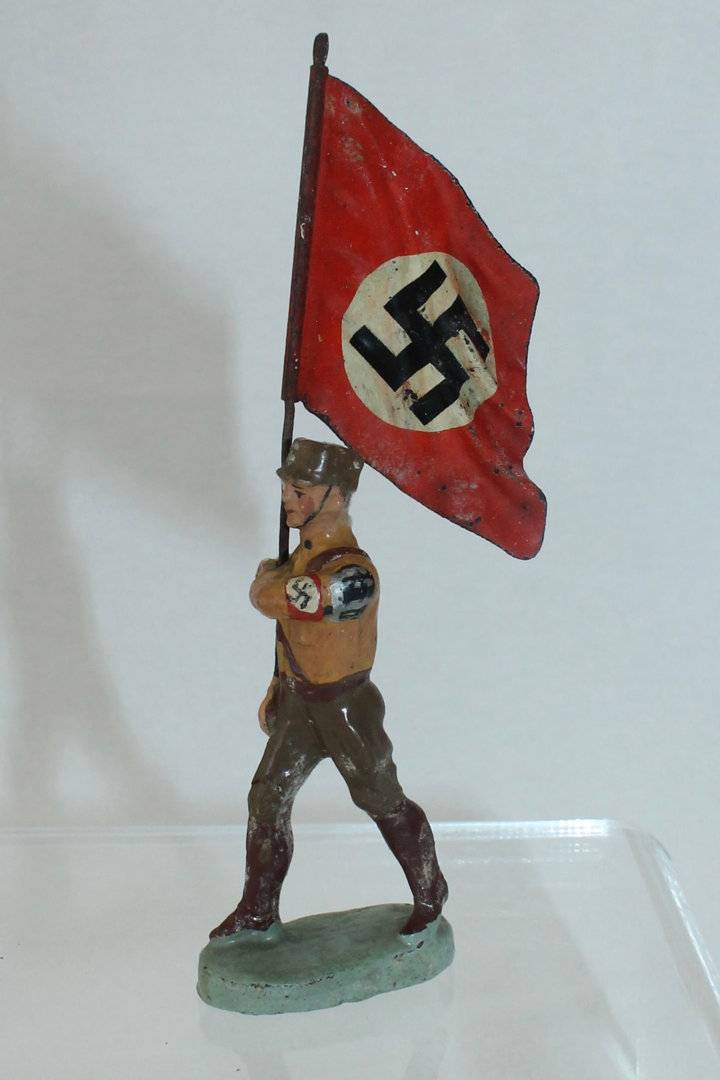 Elastolin SA Flag Bearer with Tin Flag (1 of 2)