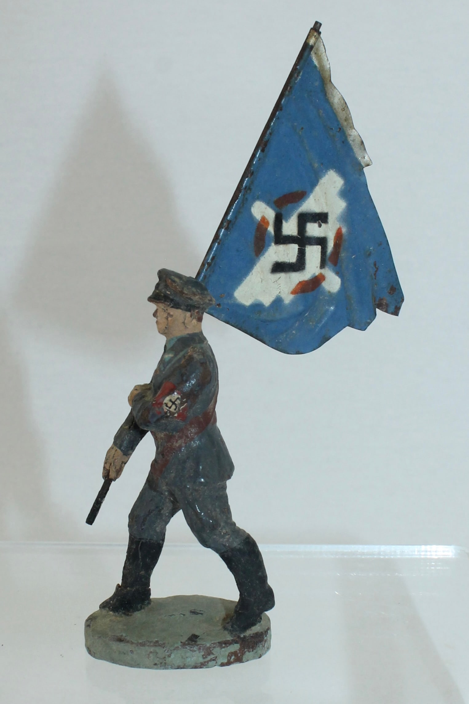 Elastolin DLV Flag Bearer with Tin Draped Flag (1 of 3)