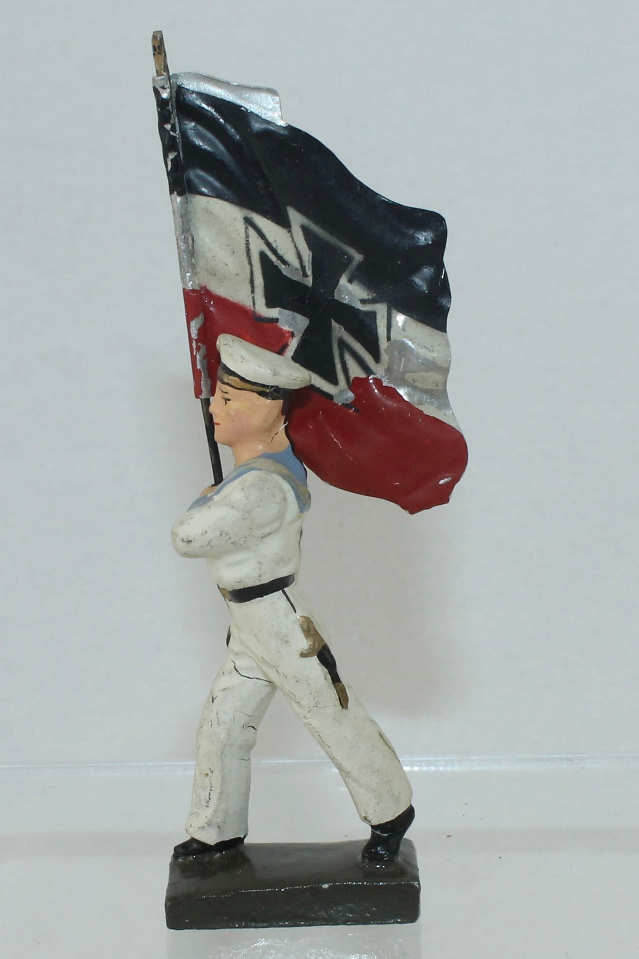 Lionel Kreigsmarine Flagbearer: 8/30. Marching in White Uniform. Made 1936-37 only. Scarce. 1 Piece. Condition Excellent. No Box.