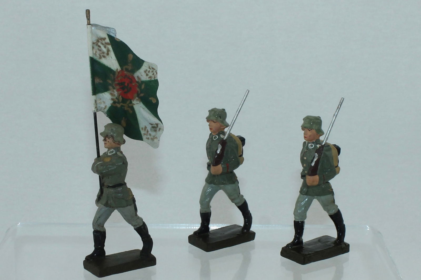 Lineol Lot Flag Bearer and Marchers (1 of 2)