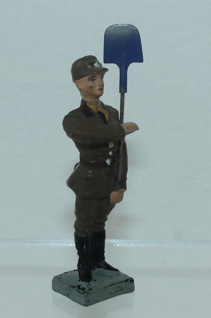 Lineol RAD Man Standing with Shovel (1 of 3)