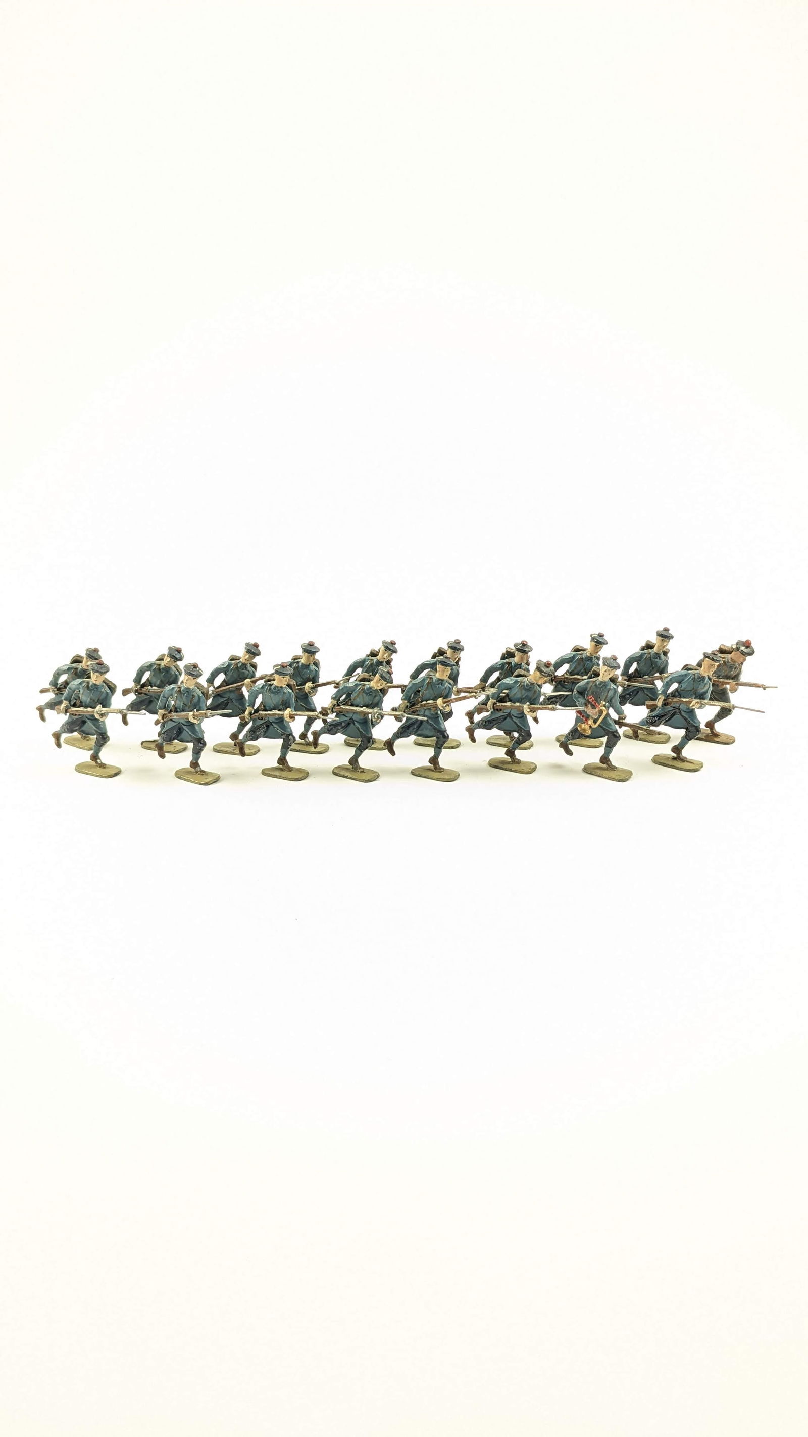 Lucotte French WWI Fusiliers De Marines Charging: 18 Pieces Condition Very Good (Broken 2 Gun Tips Some Retouch) No Box
