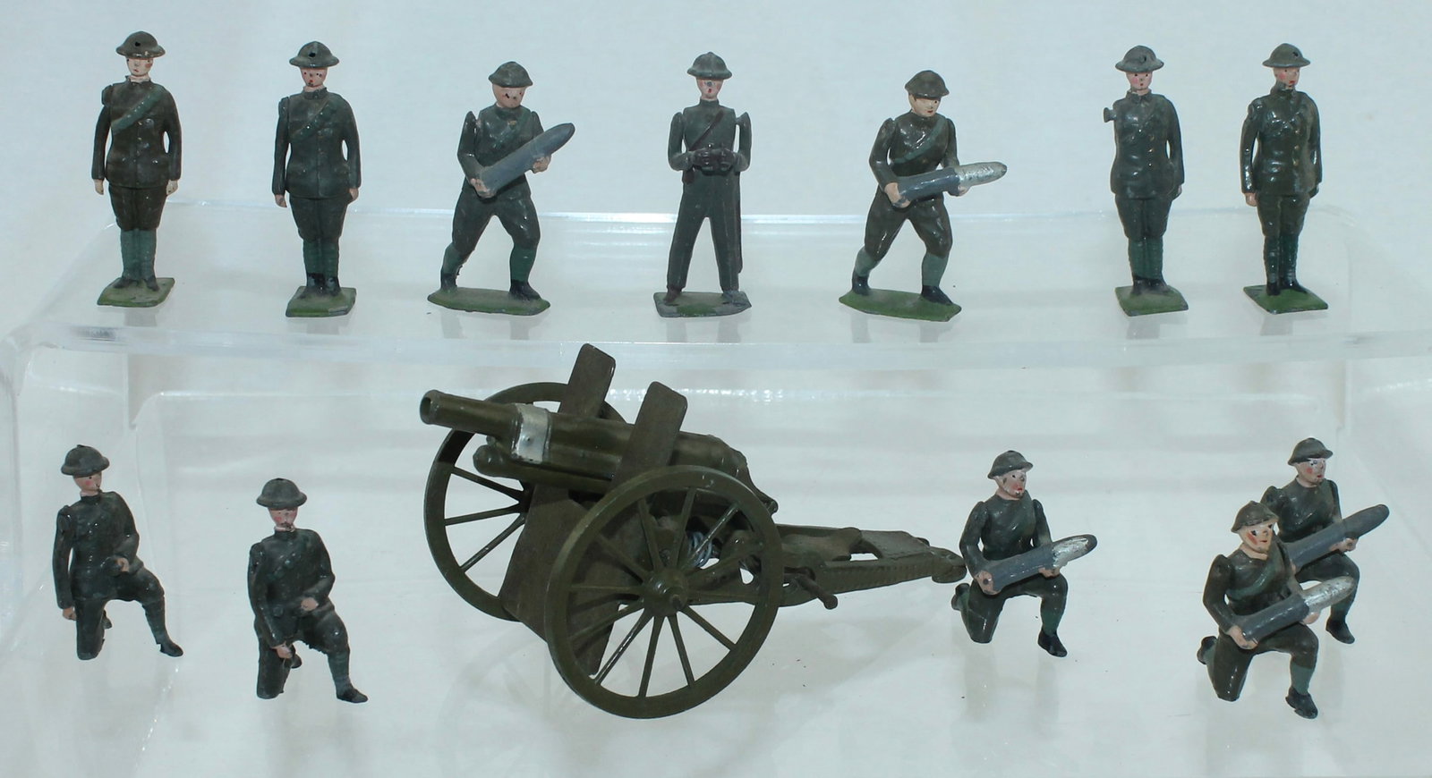 Britains Lot WW1 Khaki Artillery Men and Cannon: Lot includes Set 1201 Royal Artillery Gun and From Set 1730 a Gun Detachment Officer with Binoculars, Gunners Standing and Kneeling. 13 Pieces. Condition Good to Very Good. One Gunner Loose Arm. One S