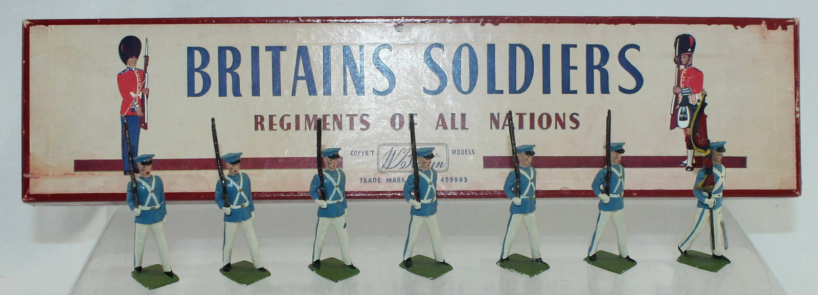 Britains Set 2098 Venezuelan Military Cadets: 7 Pieces. Condition Very Good to Excellent. Box Very Good.