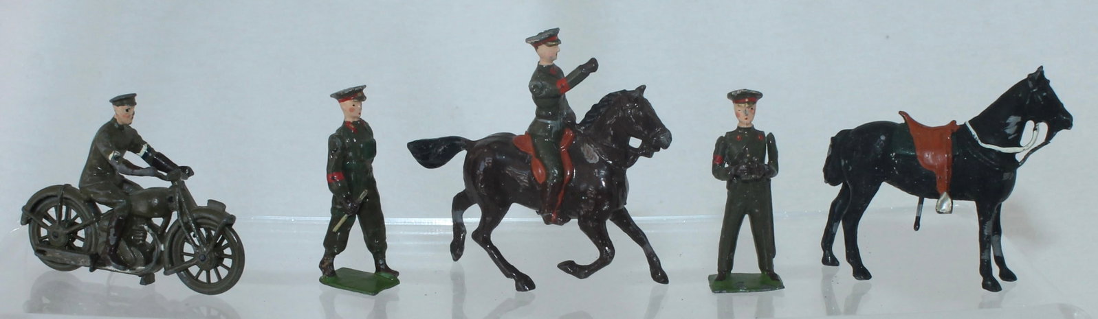 Britains From 1907 Staff Officers: Motorcycle Slight Mismatch. 5 Pieces. Condition Good to Very Good. Kickstand Missing. No Box.