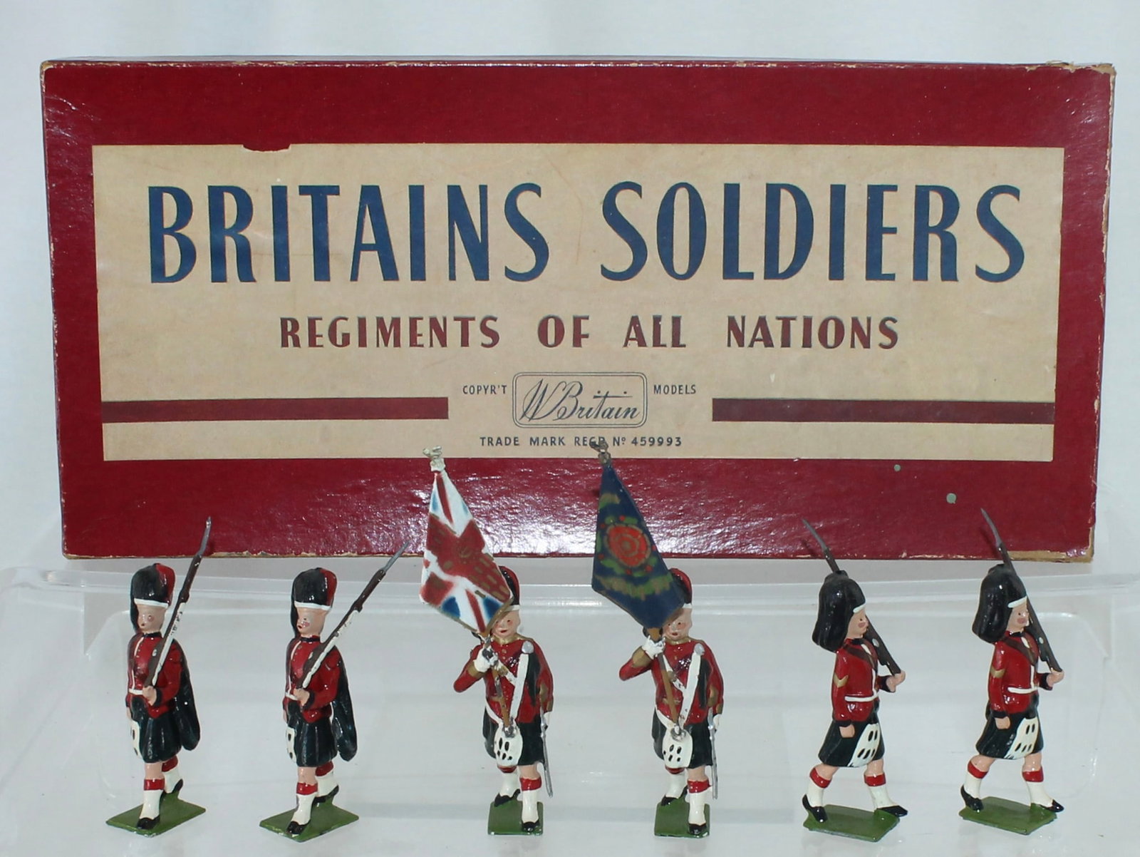 Britains Set 2111 Black Watch Color Party: 6 Pieces. Condition Very Good. Flags Loose. Box Good. Separated Corners.