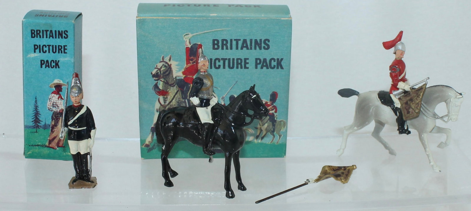 Britains Lot Military Picture Packs: Lot includes Boxed 1340-B Royal Horse Guard Dismounted, Boxed 1339-B Royal Horse Guard Standard Bearer and Unboxed 1325-B Life Guard Trumpeter. 3 Pieces. Condition Good to Excellent. Standard Bearer H