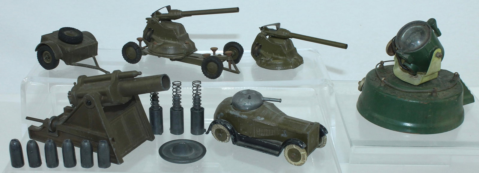 Britains Lot Military Guns and Armoured Car: Pre War. Lot includes 1321 Armoured Car, 1717 Two Pounder Light Anti-Aircraft Gun on Chassis, 1717 Two Pounder Light Anti-aircraft Gun without Chassis, 1726 Amunition Limber and 1265 18 inch Heavy How