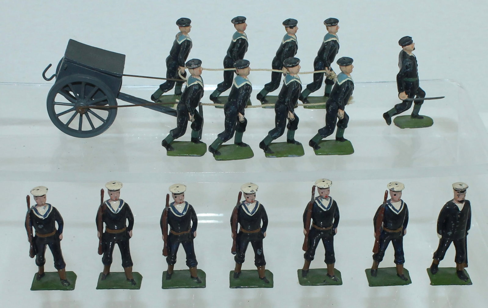 Britains Lot Royal Navy Landing Party Volunteers: Lot Includes Officer and 6 Men From Set 151 Royal Navy Volunteer Reserves, Pre War and Set 79 Royal Navy Landing Party. Lacking Cannon. 17 Pieces. Condition Good to Very Good. No Box.