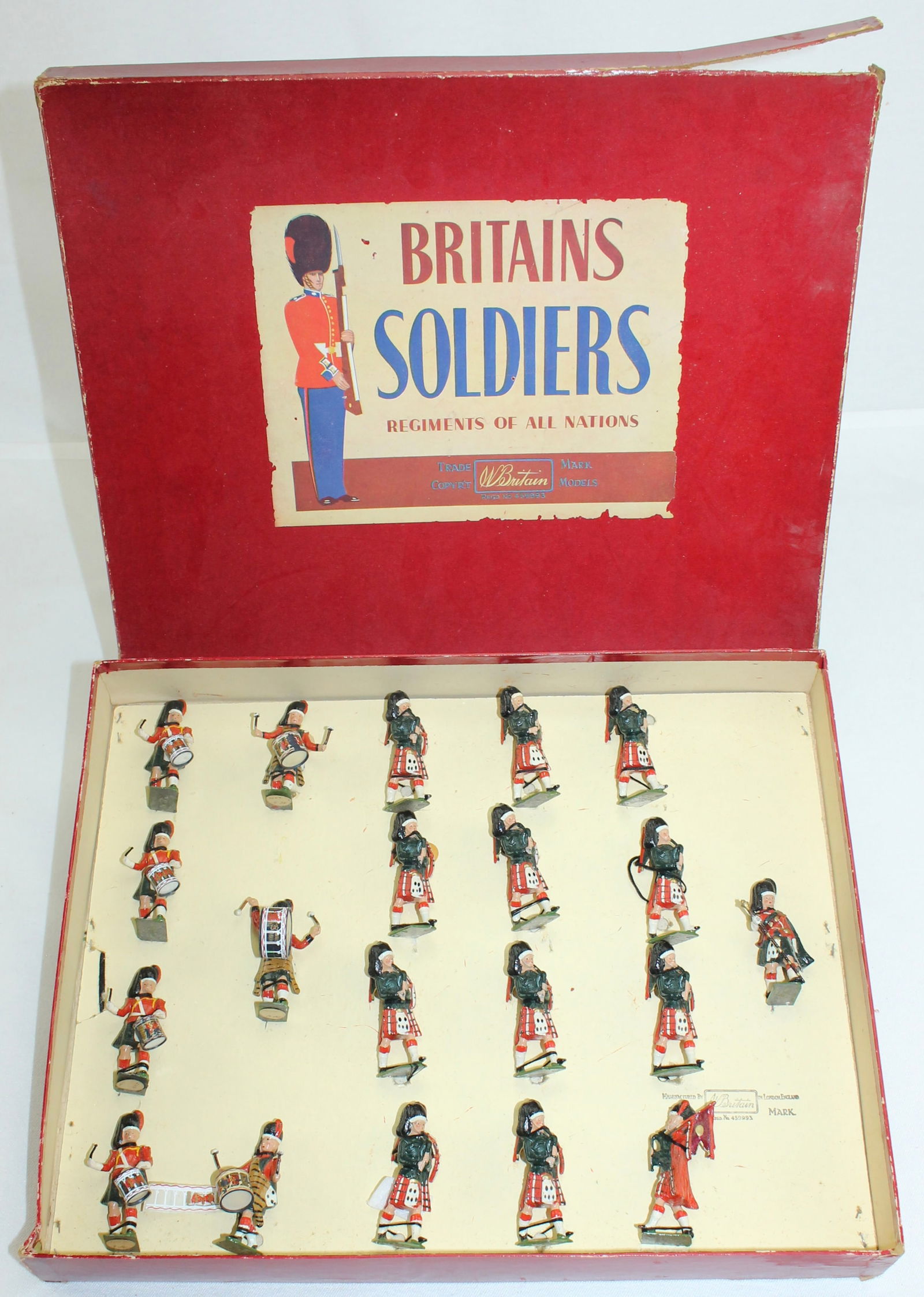 Britains Set 2109 Black Watch Pipe Band: Black Watch Highlanders Pipe Band. With Plastic Drums. Made 1956-60. Retied in Box. 20 Pieces. Condition Excellent. Drum Decals Distressed. Box Fair to Good. Distressed Side Panels on Lid.