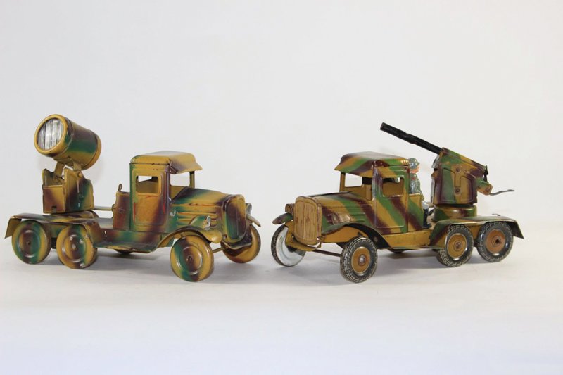 Gosso Tinplate mobile artillery truck: Gosso Tinplate mobile artillery truck with 2 troops and mobile search light truck (electric) Both clockwork Excellent condition 4 pieces