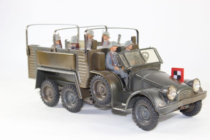 Lineol Troop carrier: Lineol Troop carrier tinplate clockwork with 6 original troops No canvas Excellent original condition