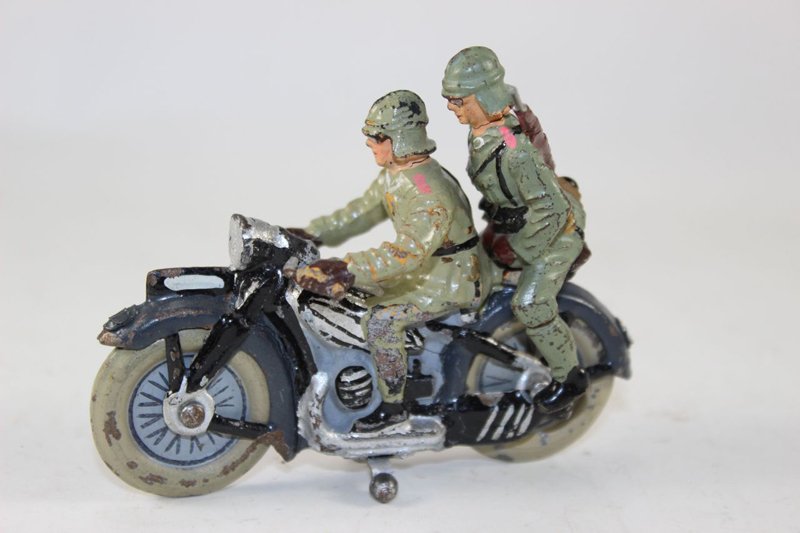 Lineol Wehrmacht motorcycle set: Lineol Wehrmacht motorcycle set with troop Very good condition 2 pieces