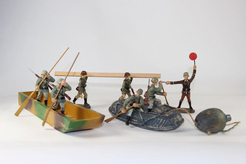 Elastolin Raft and pontoon boat and pioneers.: Elastolin Raft and pontoon boat and pioneers. Raft total fabrication. 3 figures. Kreigs production others prewar Good to very good condition 11 pieces