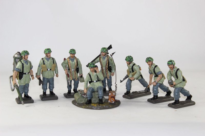 Reiner Krock WWII Paratroopers: Reiner Krock WWII Paratroopers Excellent condition 8 pieces