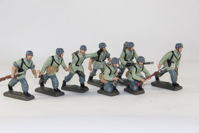 Reiner Krock WWII Paratroopers: Reiner Krock WWII Paratroopers Excellent condition 8 pieces